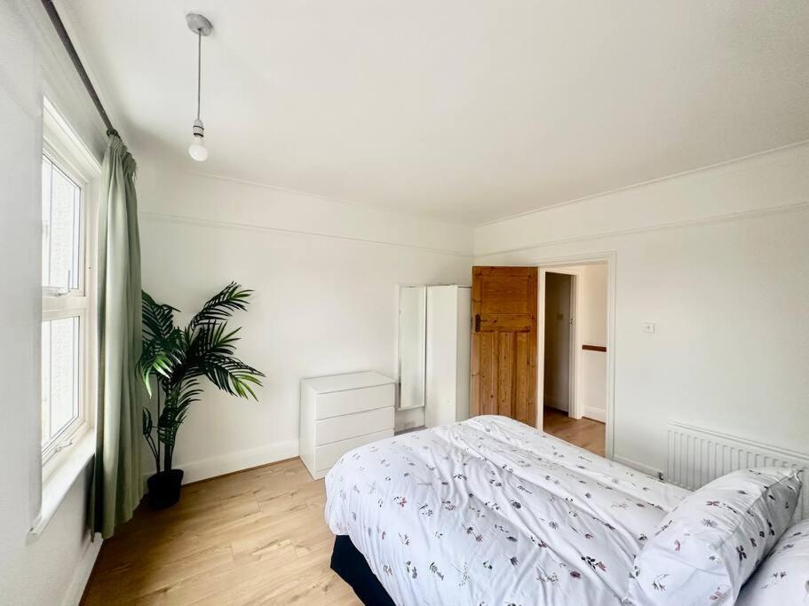 Villa 4 Bed House In Daneby Road,Se6 à Catford Extérieur photo