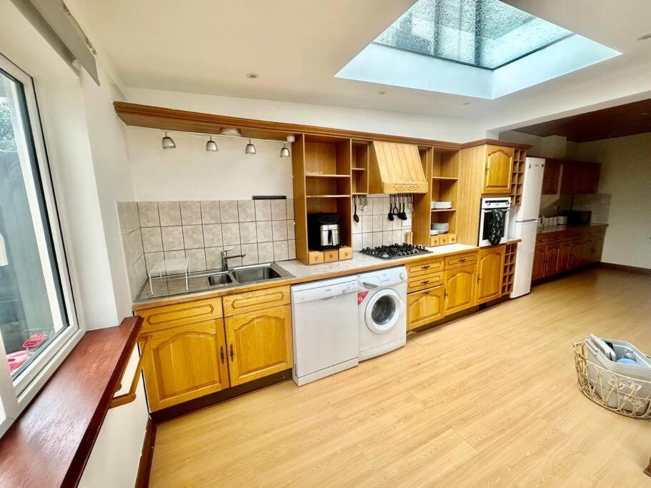 Villa 4 Bed House In Daneby Road,Se6 à Catford Extérieur photo